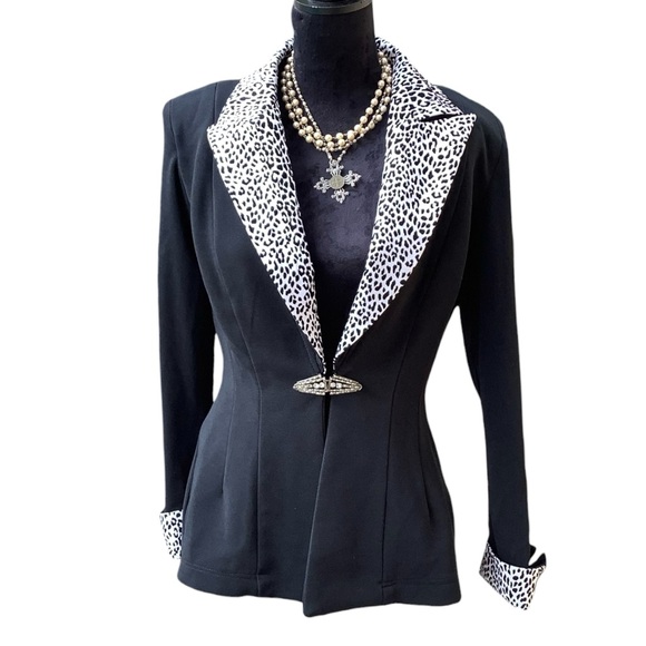 BETSY & ADAM JACKET WITH BLACK & WHITE LEOPARD COLLAR & CUFFS.BROACH CLOSURE . - Picture 3 of 16
